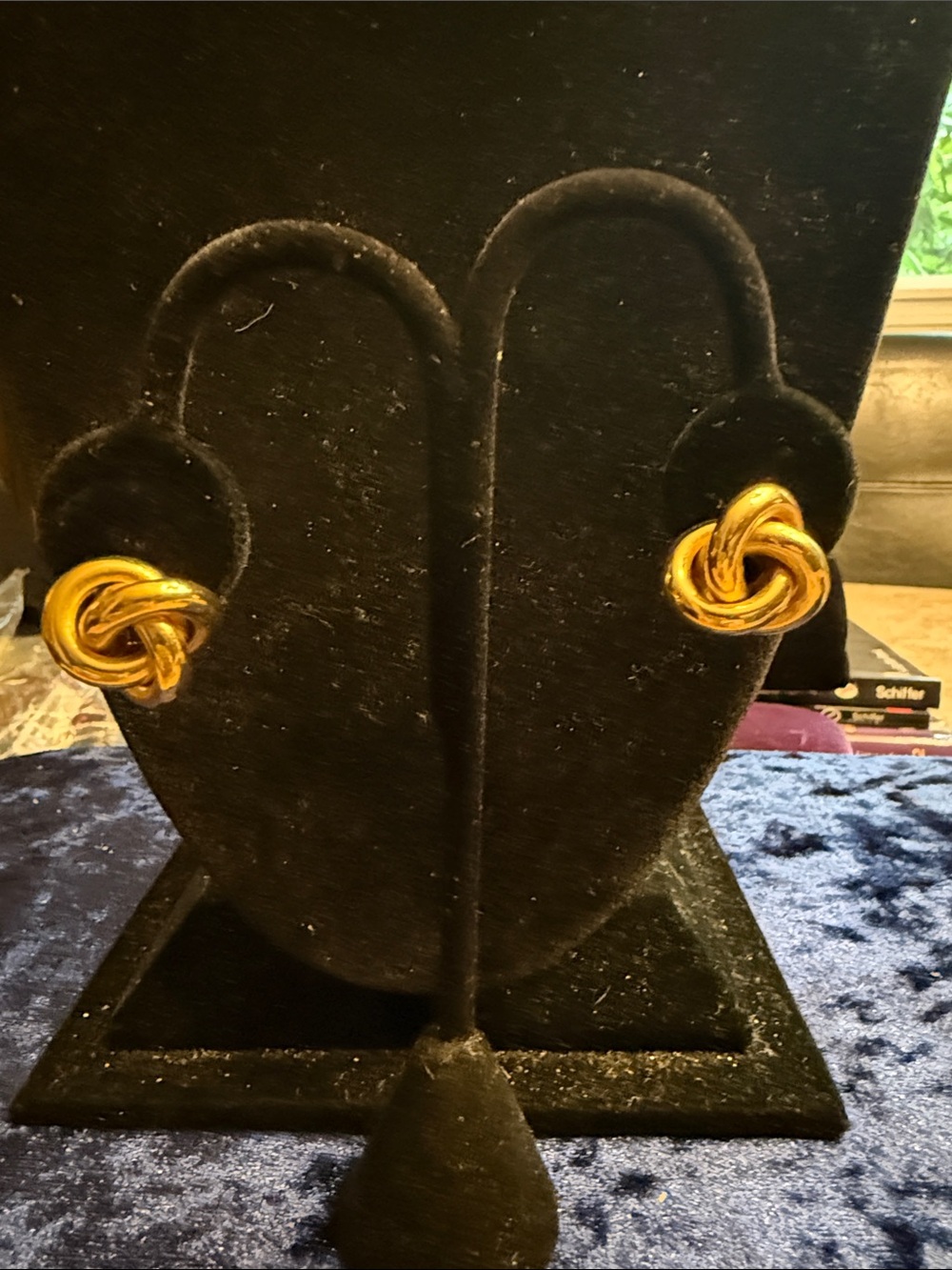 Vintage 3-D love knot gold tone earrings pierced